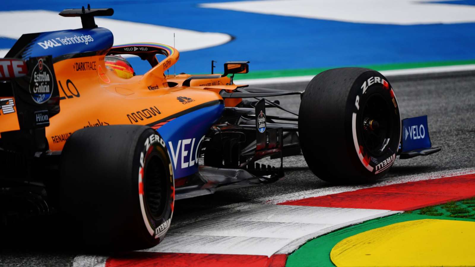 A McLaren conta com nova pintura no carro, utilizando campanha da F1 que apoia a diversidade