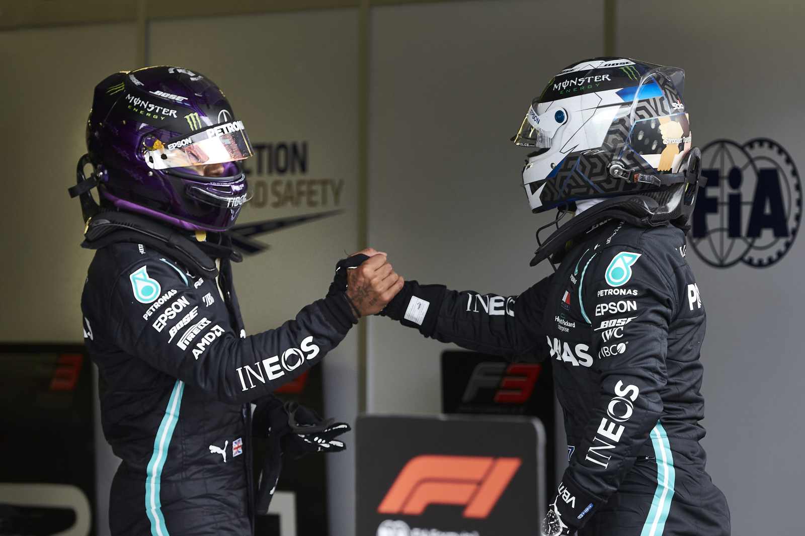 A primeira fila do grid é toda da Mercedes pela primeira vez na temporada