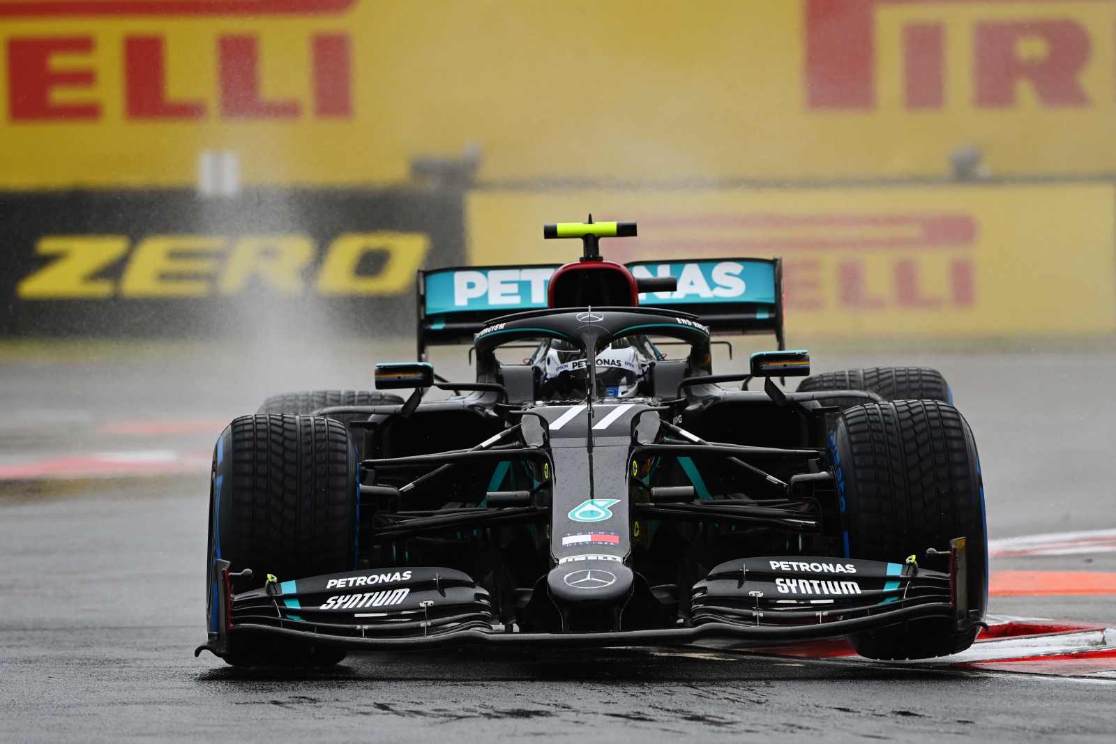 Valtteri Bottas acelera sob a chuva da tarde na Hungria