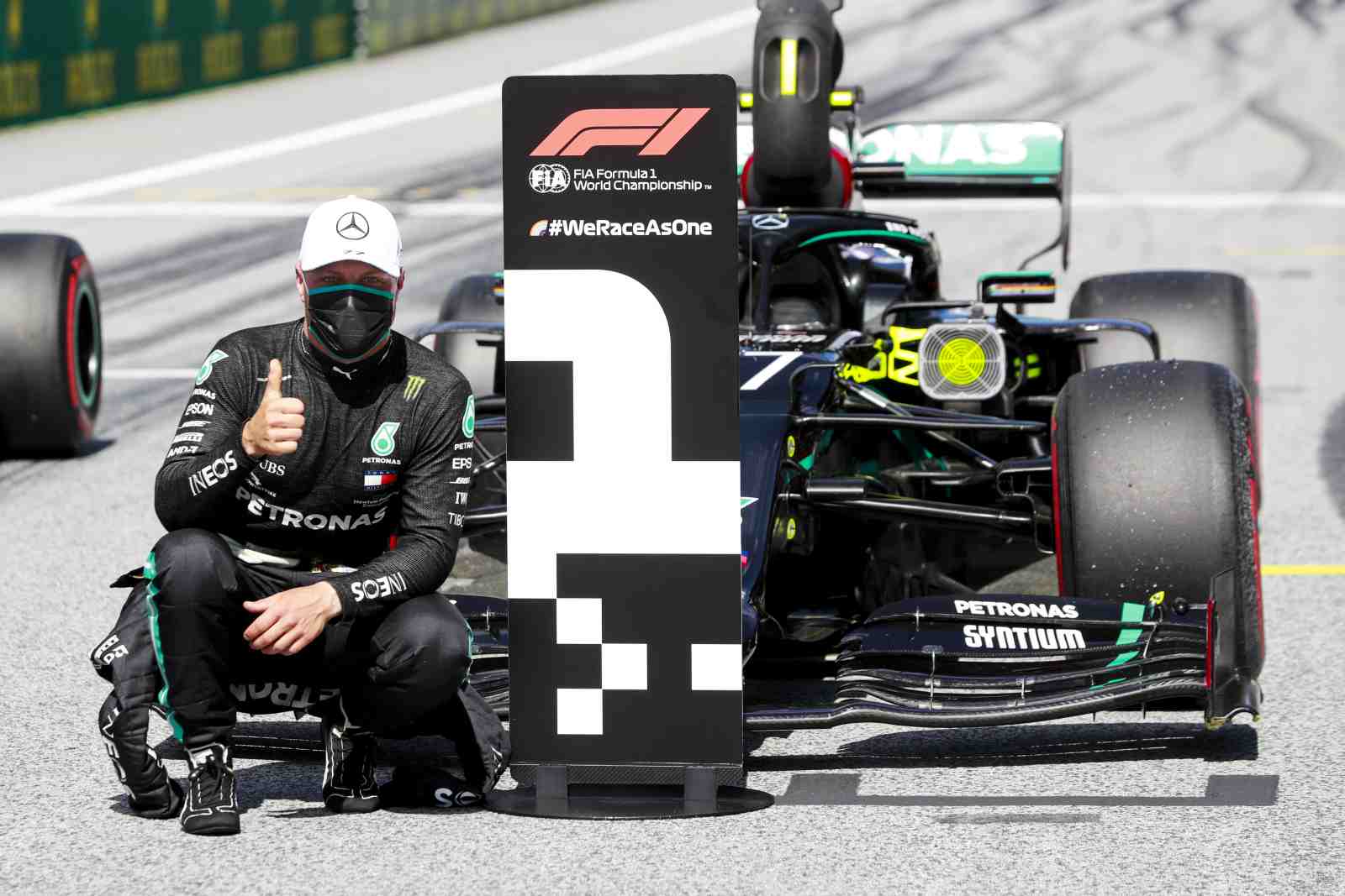 De máscara e respeitando o protocolo sanitário da Fórmula 1, Valtteri Bottas comemora a pole