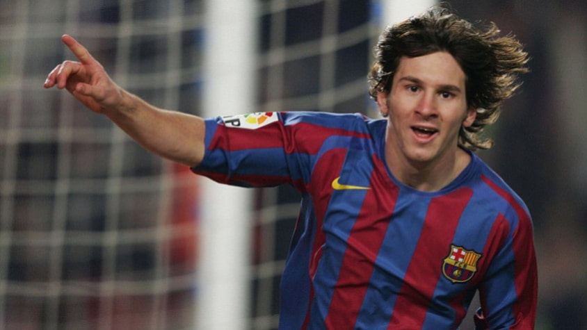 Falando no rival Real Madrid, Messi fez seu primeiro hat-trick da carreira justamente contra o clube... Detalhe: ele tinha apenas 19 anos. O clássico aconteceu no dia 10 de março de 2007 e o jogo acabou empatado em 3 a 3, no Camp Nou.