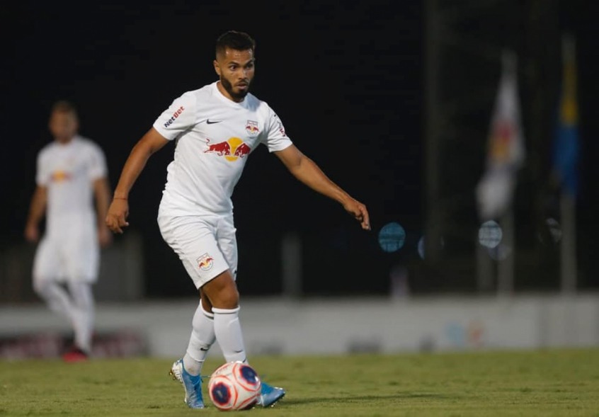 ESQUENTOU - A Raposa também busca outros nomes para o clube, como Morato e Bruno Tubarão, ambos do Red Bull Bragantino, para jogar pelos lados do campo. Por enquanto são interesses sem propostas oficiais. Para que Bruno Tubarão, de 25 anos, e Morato se transfiram para o Cruzeiro, as partes negociam acordos por empréstimo.