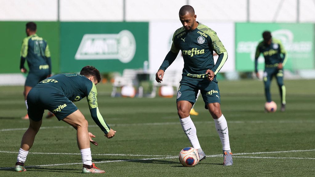 O Palmeiras treinou na manhã deste sábado pensando no Corinthians, seu primeiro adversário no retorno do Campeonato Paulista após quatro meses de paralisação por Covid-19. Confira a seguir imagens das atividades.