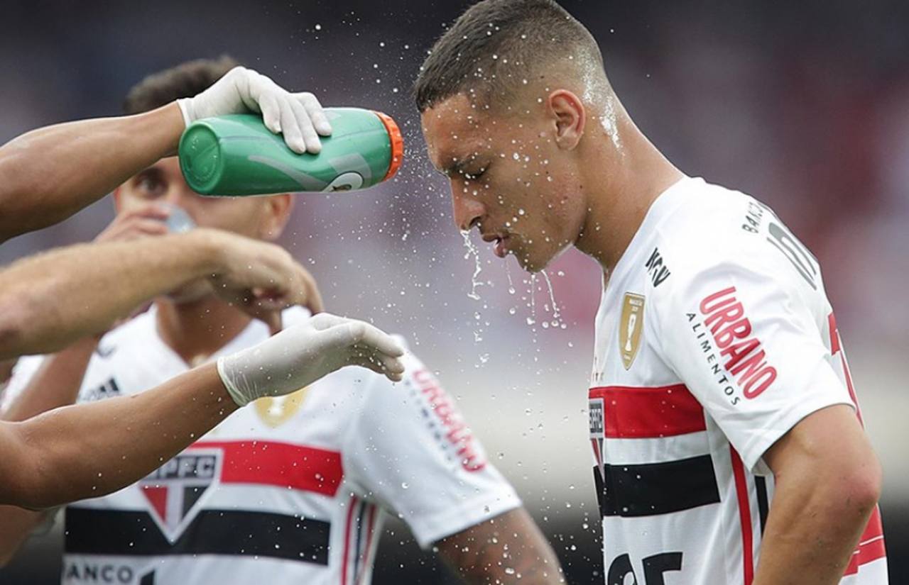 No jogo de ida da final contra o Corinthians, o garoto não jogou bem. O técnico Cuca revelou após a partida que ele teve um mal-estar, sentiu "fraqueza", possivelmente por motivos emocionais.