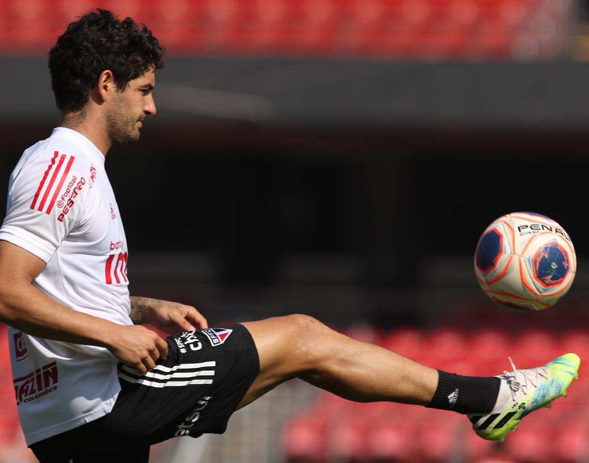 ESQUENTOU - Segundo o jornalista César Luis Merlo, da TyC Sports, da Argentina, Alexandre Pato estaria negociando com o Argentino Juniors. Pato está livre no mercado desde a segunda metade de 2020, quando se desvinculou do São Paulo.