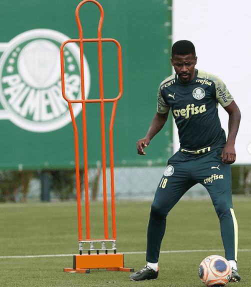 RAMIRES – O jogador rescindiu com o Palmeiras em novembro de 2020 e está sem clube desde então. Ele está, atualmente, com 33 anos.