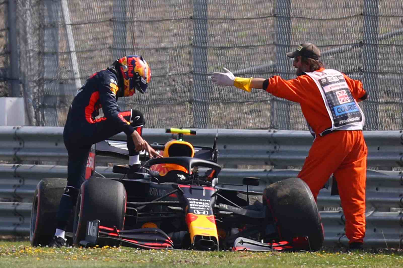 Apesar da pancada, o piloto da Red Bull saiu sem ferimentos 