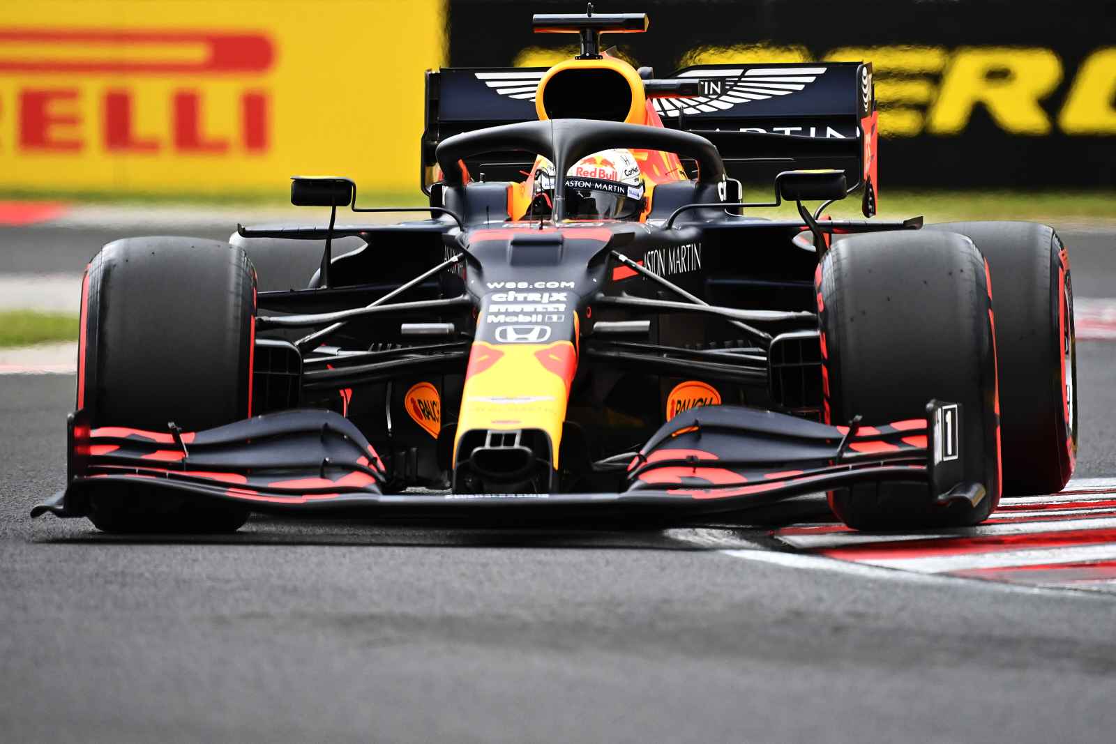 Max Verstappen reclamou muito da Red Bull neste sábado (18) e sai em oitavo