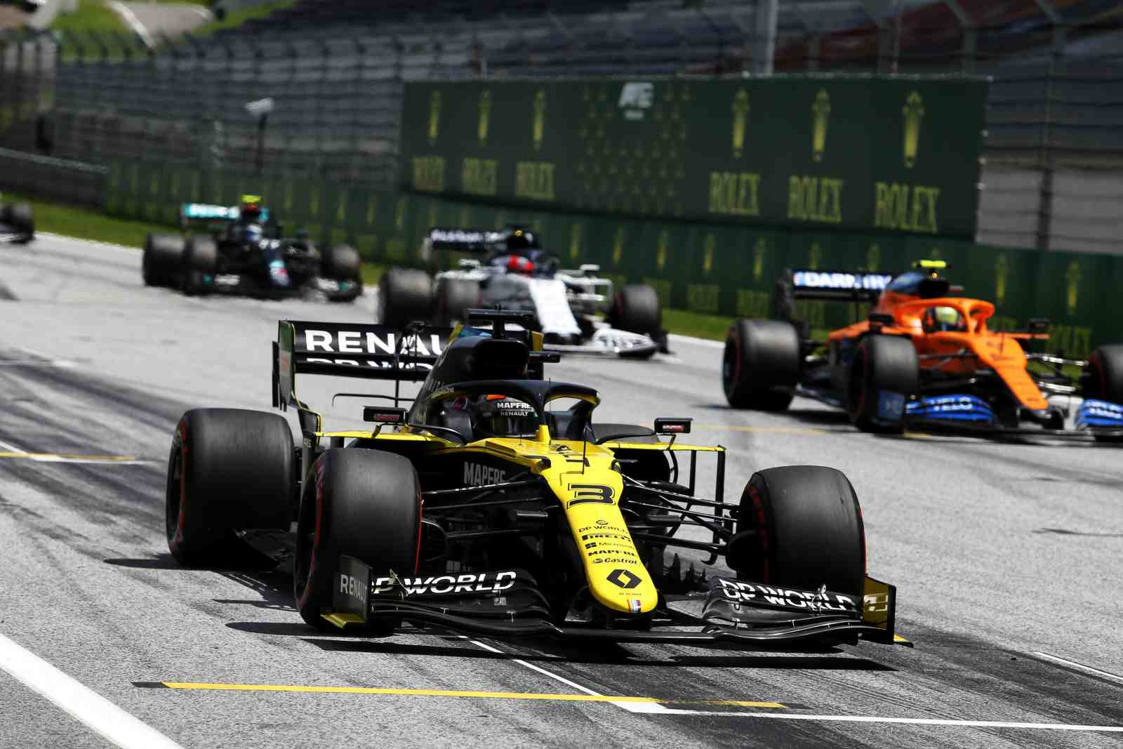 Daniel Ricciardo vai largar quarto posições à frente de seu companheiro Esteban Ocon, em décimo