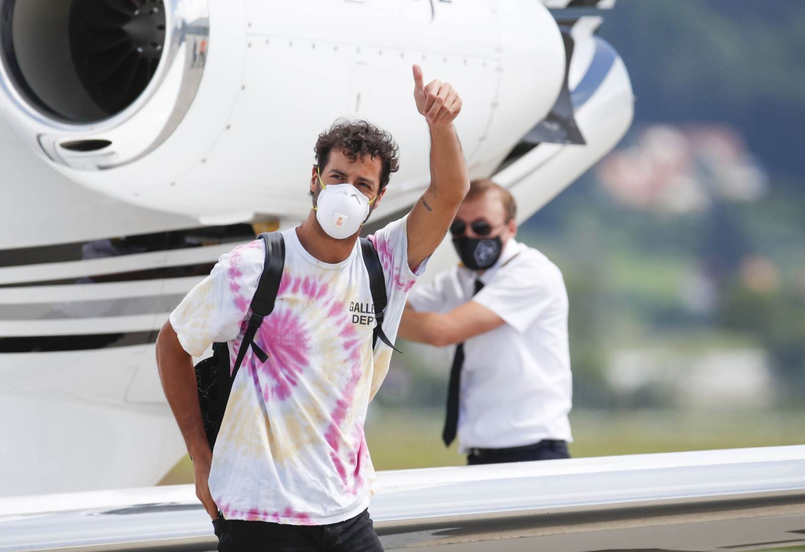 Daniel Ricciardo desembarca na Áustria usando uma camiseta bem maneira