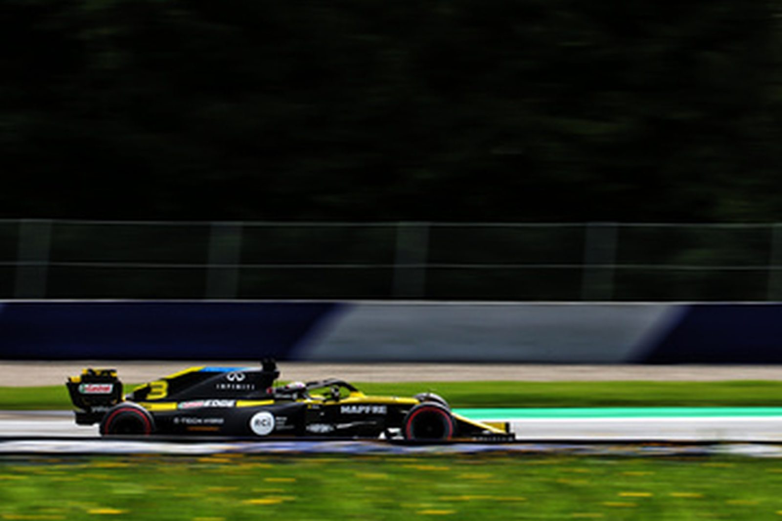 Ricciardo andou bem com a Renault na sexta-feira e terminou em 5º