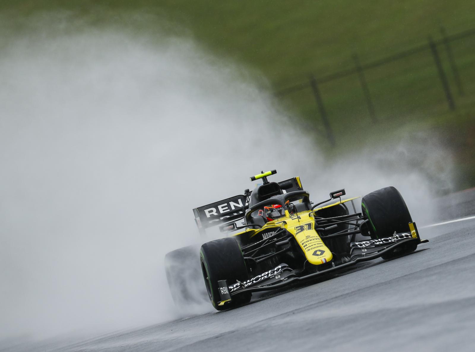 Esteban Ocon em ação no treino livre na Hungria