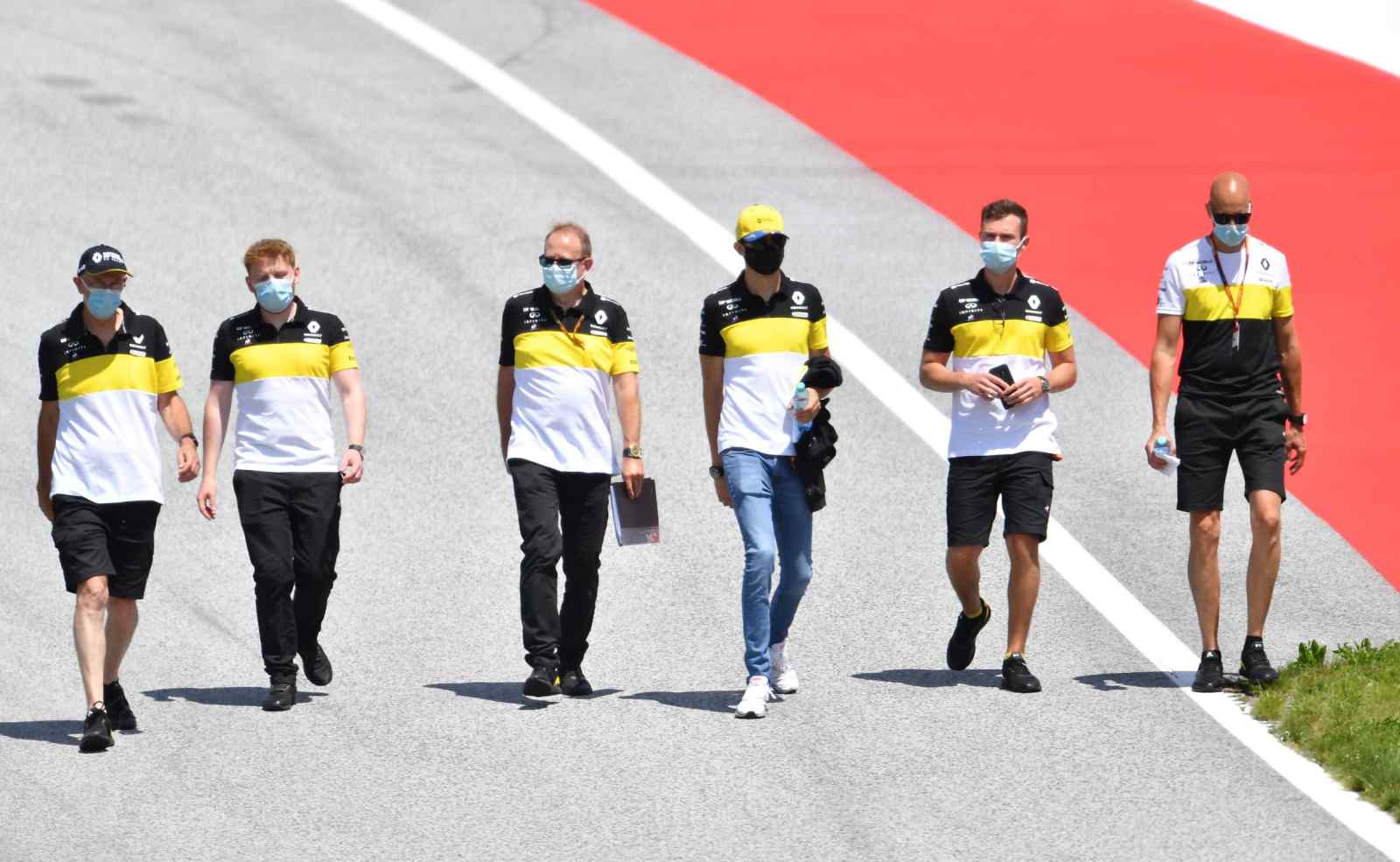 Fica difícil de identificar os pilotos com as máscaras, mas este é Esteban Ocon andando pela pista da Áustria com alguns membros da Renault. Todos respeitando as regras do distanciamento 
