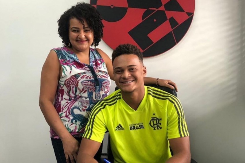 FECHADO - Rodrigo Muniz voltou ao Flamengo. Com 19 anos de idade, Rodrigo chegou ao Coritiba há pouco mais de um mês. Na longa negociação entre as equipes, ficou acordado que, havendo o desejo do Flamengo, o atleta poderia ser acionado a qualquer momento para reforçar a equipe do Rio de Janeiro. A solicitação do retorno veio diretamente do técnico Rogério Ceni.