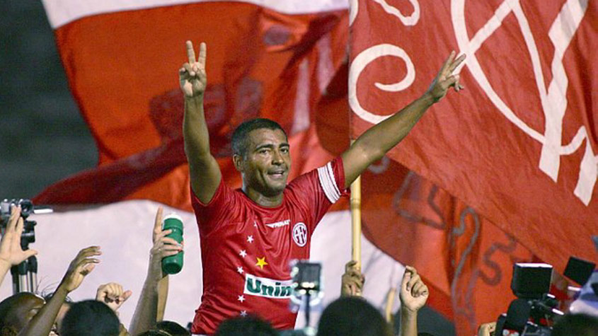 ROMÁRIO - Campeão brasileiro, campeão mundial, artilheiro, etc. Enfim, Romário também está nesta lista, uma vez que vestiu a camisa do America, cumprindo promessa feita a seu pai. Foi em 2009 quando, após 27 anos de jejum, o America bateu o Artsul por 2 a 0 no Estádio Giulite Coutinho, conquistando o título da Segundona Carioca.