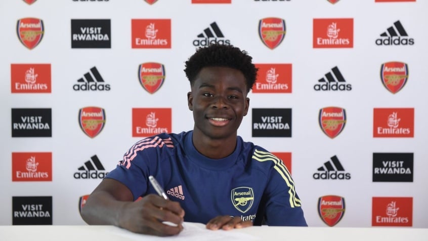 FECHADO - O Arsenal assinou um contrato de longa duração com o ponta esquerda Bukayo Saka, de apenas 18 anos. A duração do seu vínculo e a multa rescisória não foram divulgadas.