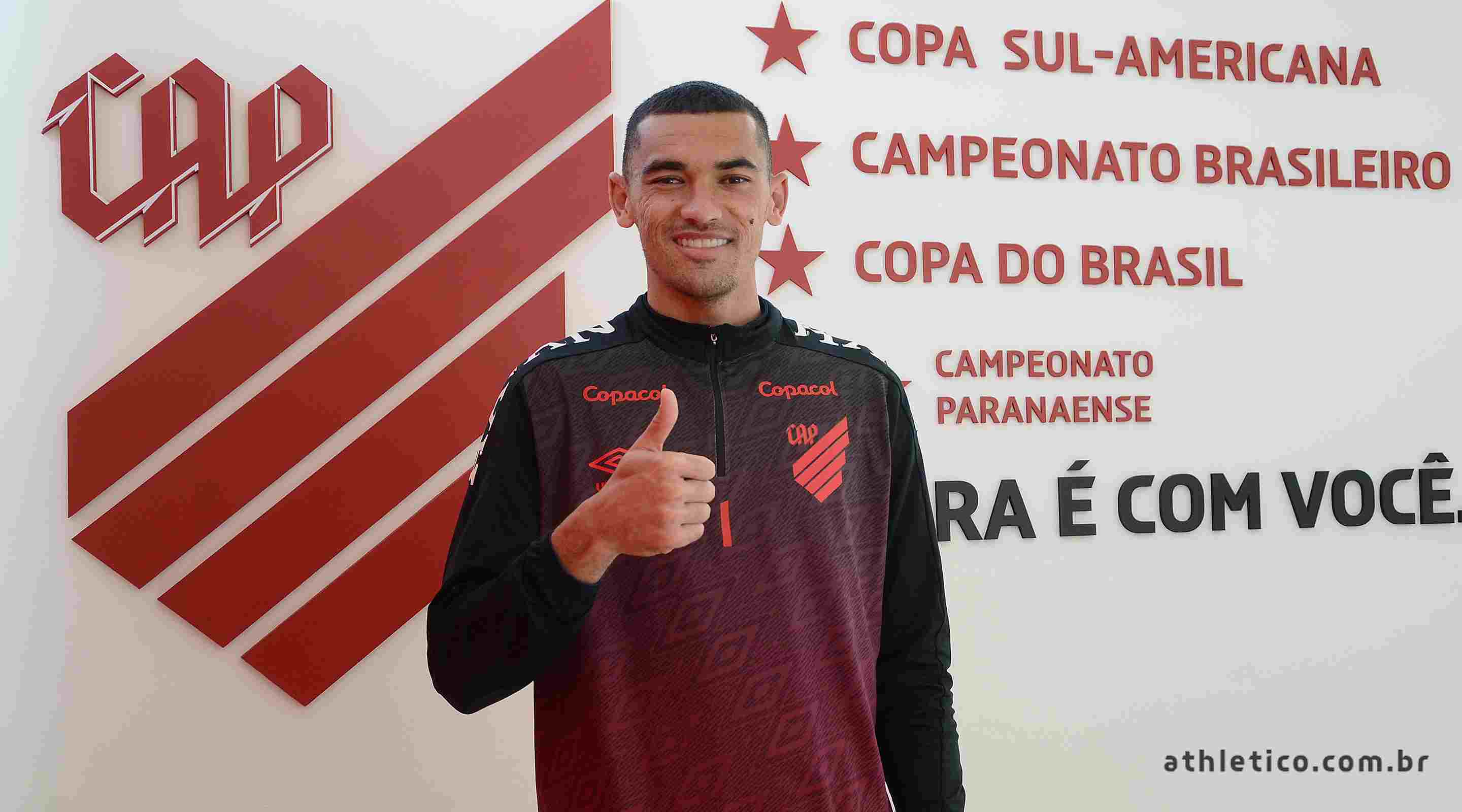 Dono da posição, o goleiro Santos está no Athletico-PR desde 2010.