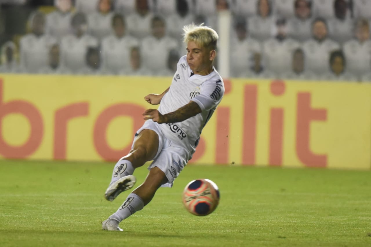 Soteldo, do Santos, jogou em nove oportunidades e ele teve apenas um gol marcado, com duas assistências. Por jogo, a finalização foi uma média de 0,9.