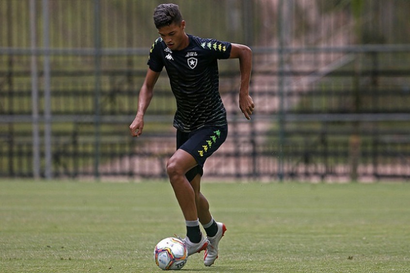 O Botafogo também tem destaques na defesa. Aos 18 anos, o zagueiro Sousa é uma das referências e capitão do time sub-20. Até já estreou pelo time profissional. Tem contrato até julho de 2002 com multa estipulada em cerca de R$ 35 milhões.