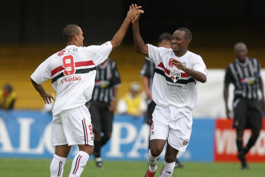 São Paulo e Corinthians protagonizaram situação parecida em 2004, mas o que estava em jogo era um possível rebaixamento corintiano. Na ocasião, o Corinthians chegou à última rodada lutando para não cair. O Timão, com oito pontos, era o penúltimo no Grupo 1. E o Juventus, com seis, o último. No Pacaembu, o Corinthians enfrentou a Portuguesa Santista e perdeu por 1 a 0. Já no Anacleto Campanella, em São Caetano, o São Paulo venceu por 2 a 1 o Juventus e rebaixou a equipe da Mooca.