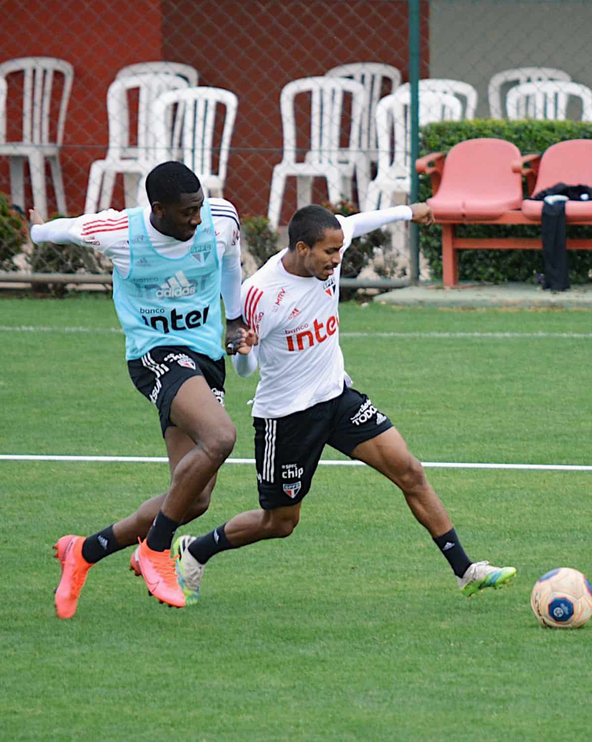 O São Paulo voltou aos treinos na manhã desta terça-feira visando o retorno do Campeonato Paulista, que acontece no dia 22 de julho, na próxima quarta-feira. O primeiro compromisso do Tricolor será contra o Bragantino, no Morumbi. Confira as fotos das atividades.