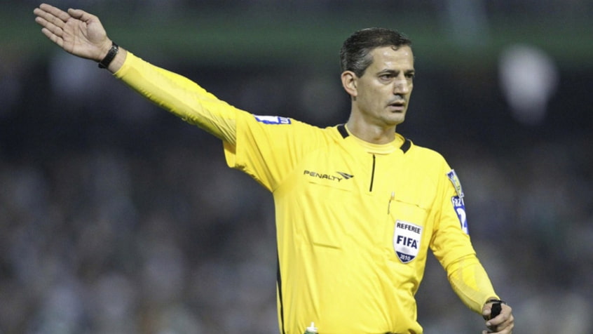 Sálvio Spínola é outro que pertence ao grupo de especialistas em arbitragem da emissora. Ele foi árbitro até 2011, com partidas apitadas em Libertadores, eliminatórias da Copa e Copa América, e teve longa passagem pela ESPN.