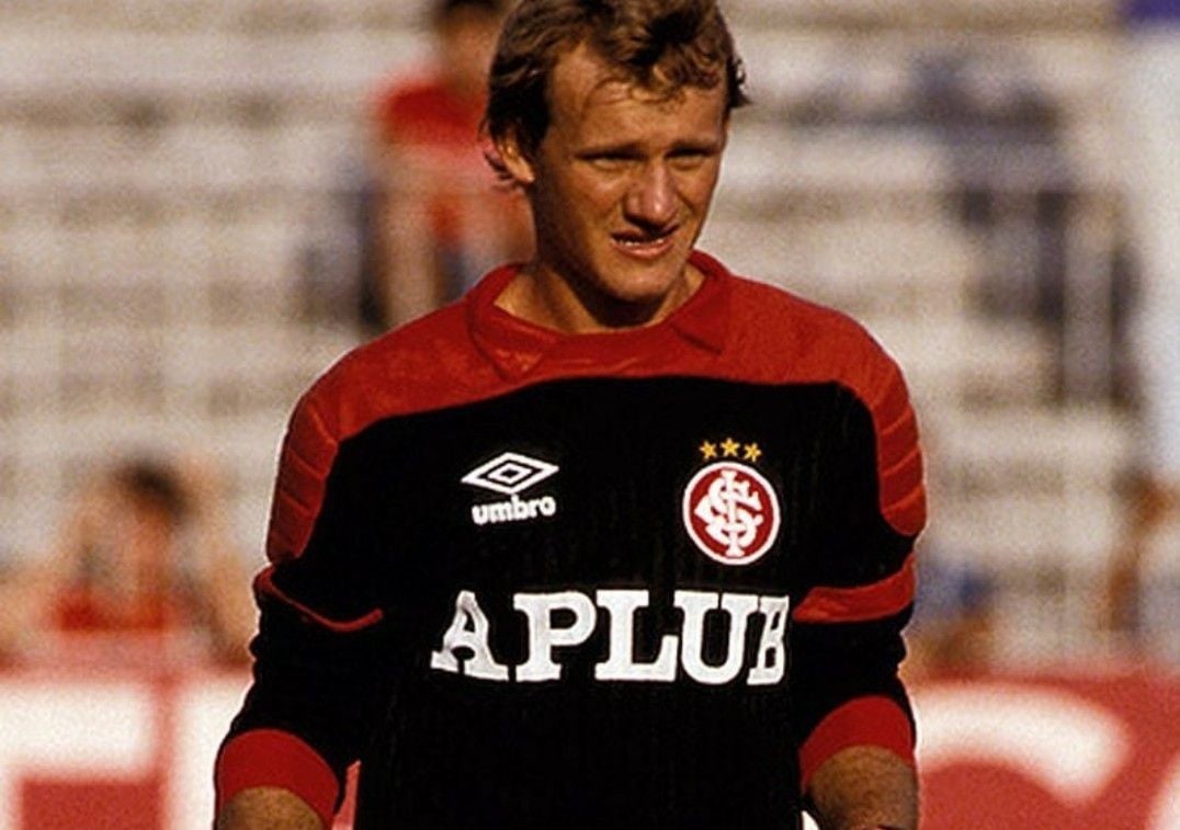 Taffarel marcou presença no Internacional com uma camisa icônica preta, com mangas vermelhas, no começo da década de 90.