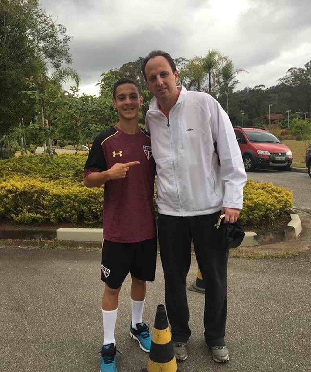 Aos 16 anos, aproveitou uma visita de Rogério Ceni ao CT da base e tietou mais um ídolo. Na época, já era tratado como promessa do clube.