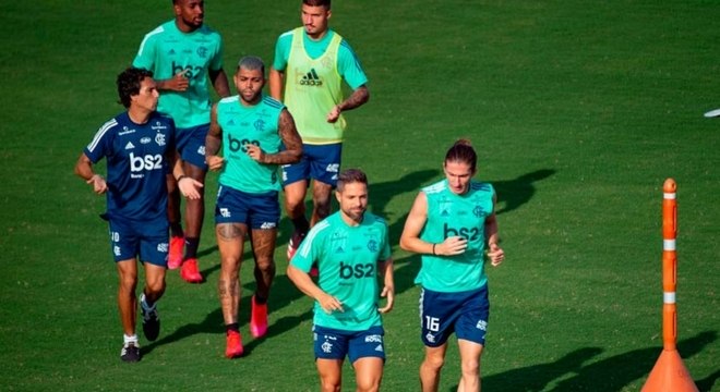  Ainda em maio de 2020, o Flamengo voltou aos treinamentos mesmo sem autorização do Governo do Rio e liderou o movimento pela volta do futebol em meio à pandemia. O Fluminense se posicionou contrário ao retorno, manteve as atividades à distância e chegou a entrar na Justiça para impedir a retomada do Carioca.