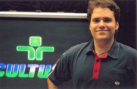 Rodrigo Rodrigues iniciou a carreira na Rede Vida em 1995, iniciando a faculdade de jornalismo dois anos mais tarde. Chegou a TV Cultura em 2001, permanecendo até 2003.