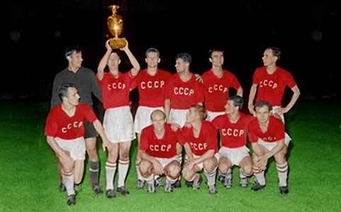 Há 60 anos, a União Soviética derrotou a Iugoslávia por 2 a 1 - na prorrogação, após 1 a 1 no tempo normal -e se sagrou a primeira campeã europeia da história. Este foi o único título da seleção, que acabaria sendo vice outras três vezes. Com o tempo, Alemanha e Espanha se tornaram os maiores vencedores da competição, com três títulos cada. Entre os artilheiros, porém, os líderes defendem as bandeiras de outros países. Confira na galeria!