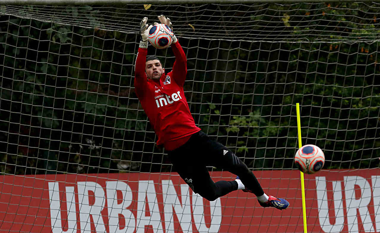 O goleiro Tiago Volpi, desfalque na última partida antes da paralisação das competições devido a uma fratura na mão, está recuperado. Inclusive, ele já vinha treinando com um profissional particular durante o isolamento.