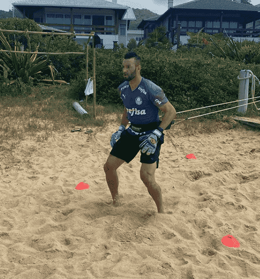 O goleiro Weverton foi um dos mais ativos no Instagram em relação aos treinos. Postou várias fotos e stories com seu cotidiano de atividades, seja em casa, na areia ou no quintal.