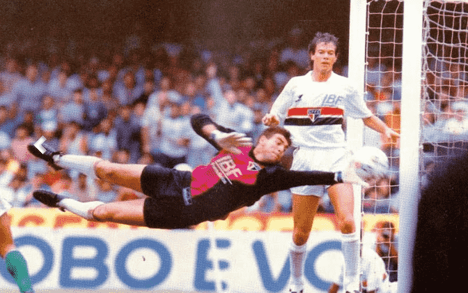 Sua estreia com o Tricolor aconteceu no dia 15 de julho de 1990, há 30 anos, em um amistoso contra o Pouso Alegre. Após a saída de Gilmar, ganhou a titularidade embaixo das traves.