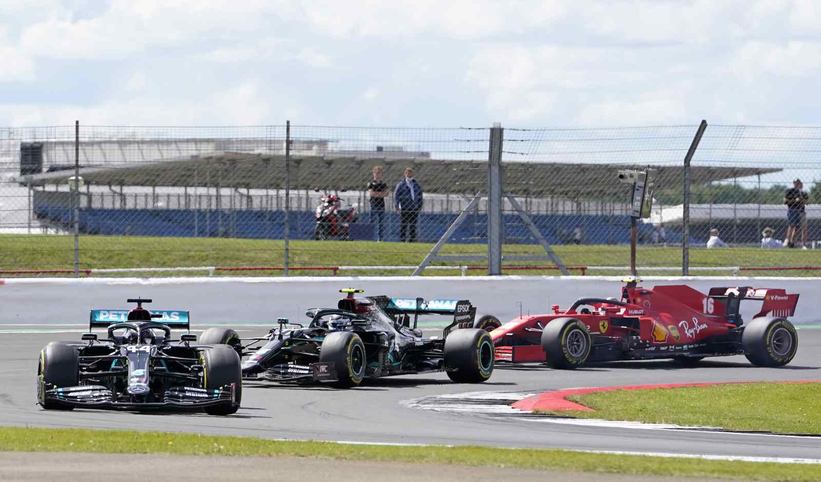 Lewis Hamilton manteve a ponta na largada. Ele liderou todas as voltas 