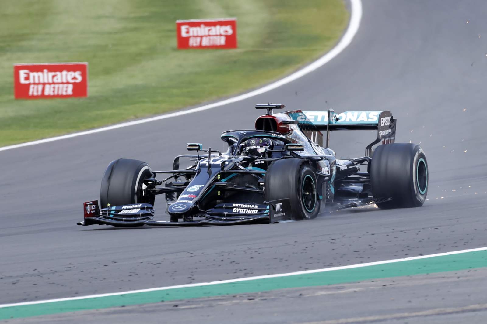 Um furo de pneu na última volta quase tirou a vitória de Hamilton