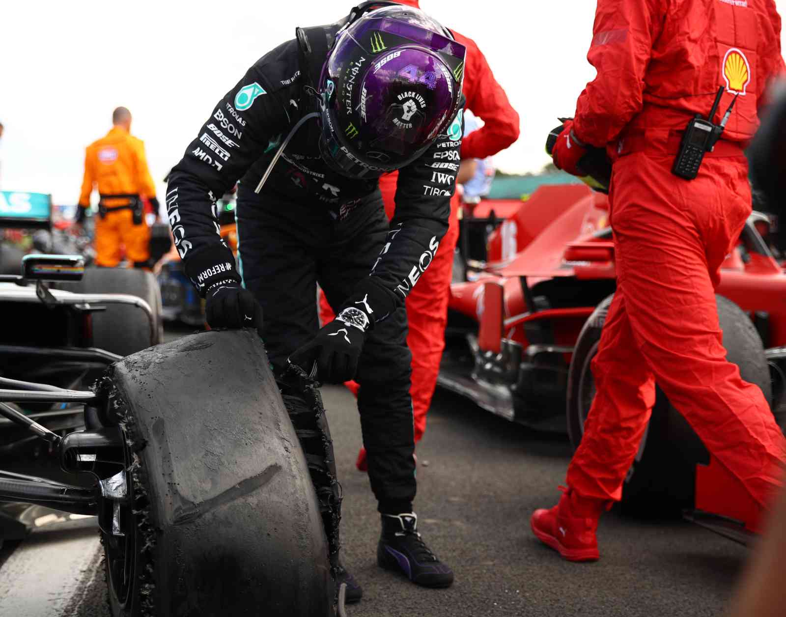Lewis Hamilton conferiu pneu dianteiro esquerdo furado que quase custou a vitória em Silverstone