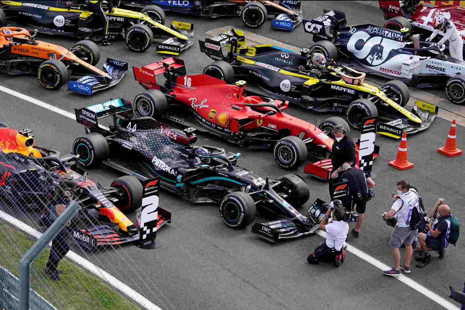 Carros estacionaram no parque fechado, com destaque para a Mercedes de Hamilton com pneu furado