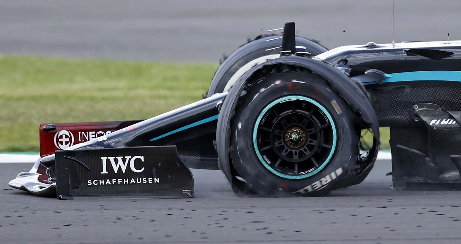 Lewis Hamilton teve grande susto na última volta do GP da Inglaterra: seu pneu dianteiro esquerdo estourou