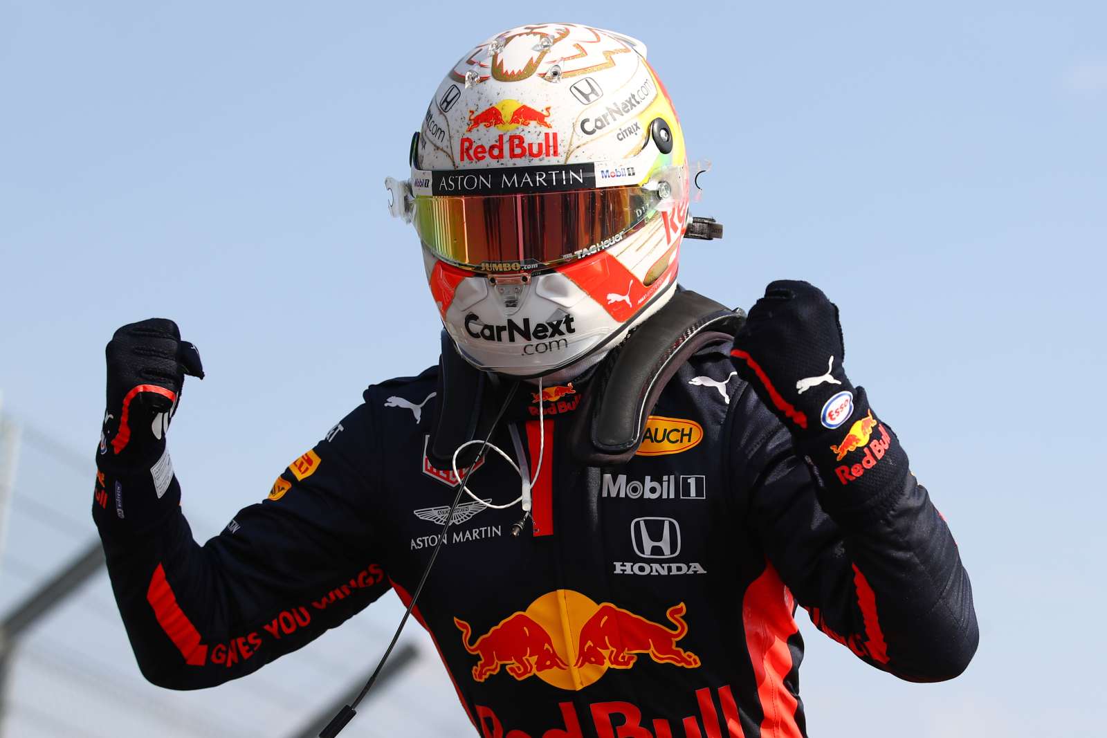 A festa de Max Verstappen após a primeira vitória na temporada 2020