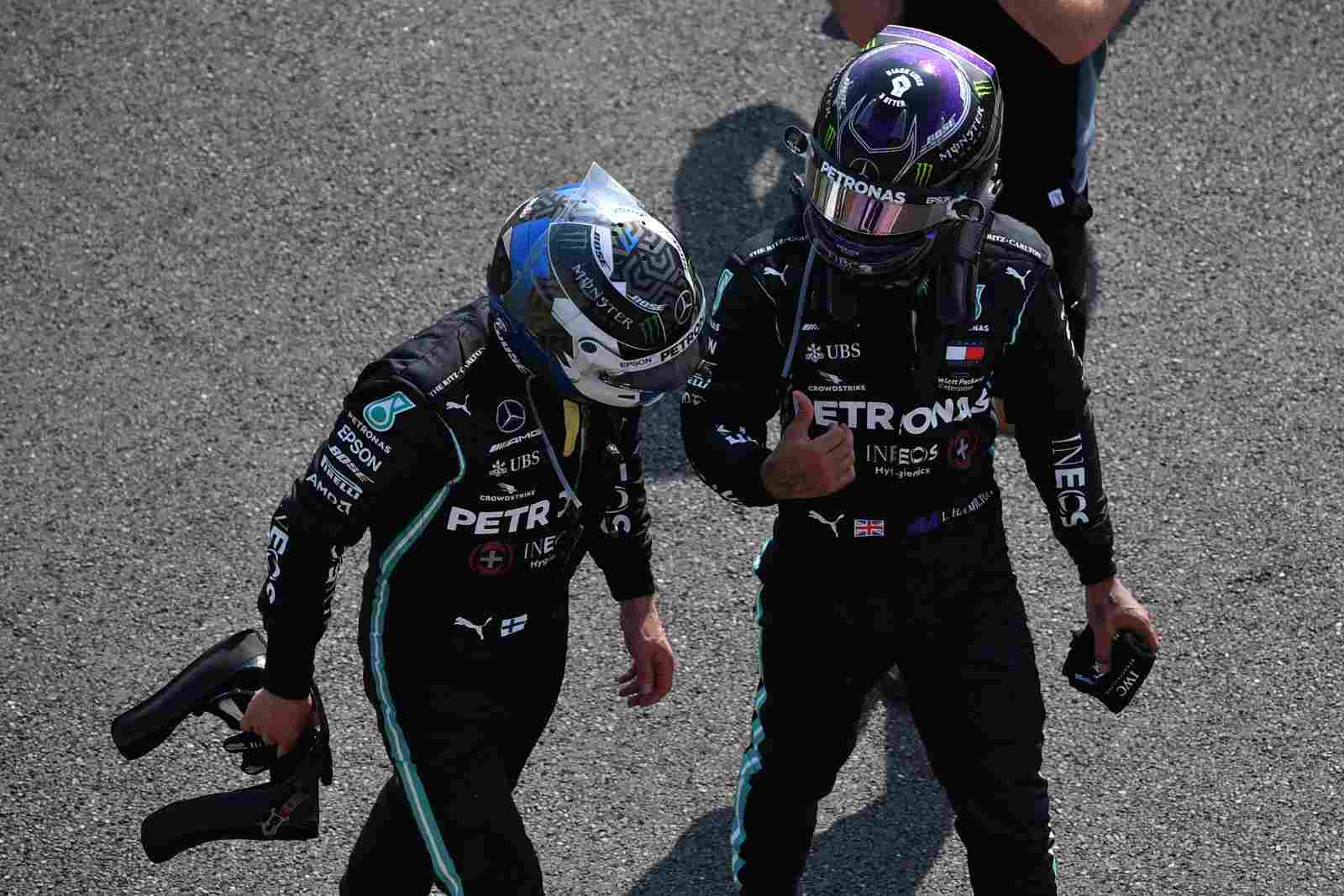 Lewis Hamilton e Valtteri Bottas conversam após o GP dos 70 Anos