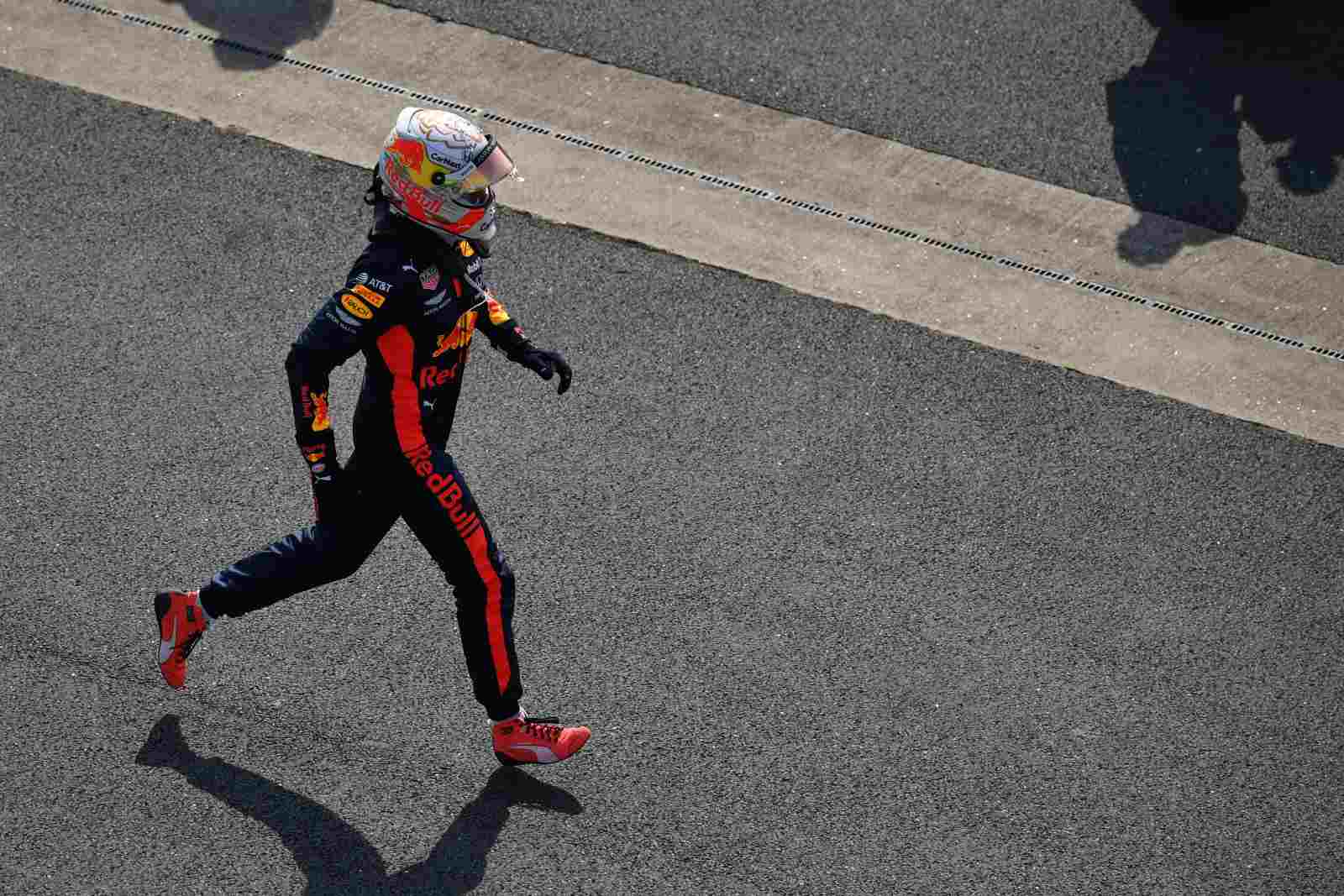 Max Verstappen corre nos boxes para comemorar com a equipe Red Bull