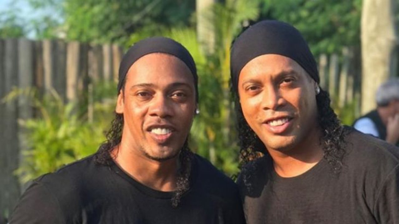 Com a prisão de Ronaldinho Gaúcho em fevereiro, José Robson Batista de Oliveira ganhou notoriedade. Em entrevista recente, o sósia afirmou que sua agenda ficou lotada e ele chegou a faturar cerca de R$ 40 mil em apenas um mês.