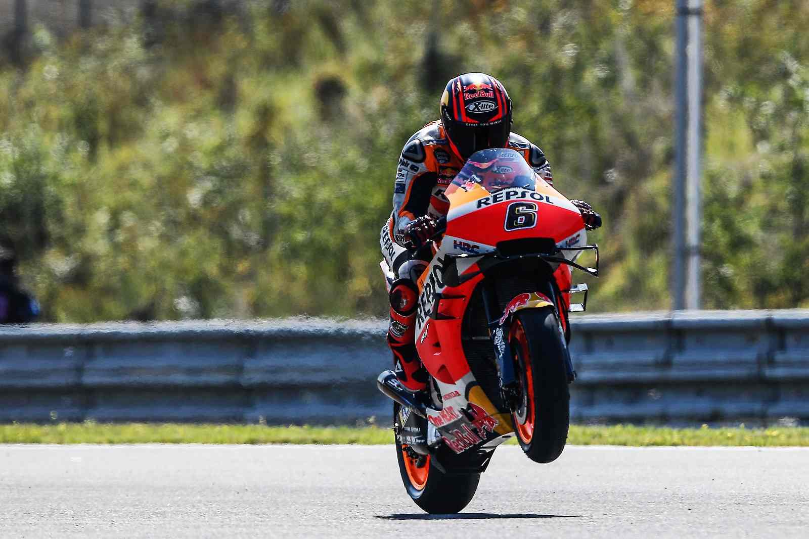 Stefan Bradl larga uma posição à frente, em 20º