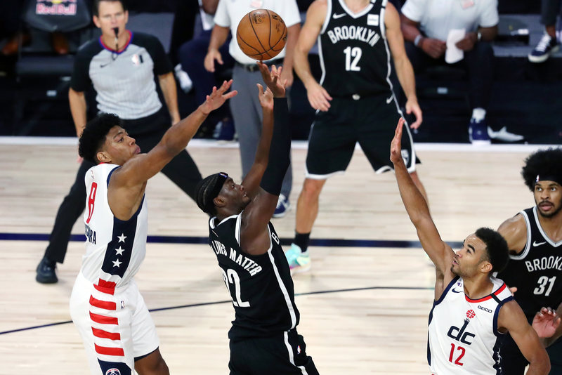 Com 34 pontos e sete rebotes, o ala-armador Caris LeVert (Brooklyn Nets) liderou sua equipe na primeira vitória em Orlando. A equipe superou o Washington Wizards por 118 a 110 no confronto direto pela última vaga aos playoffs pela conferência Leste. Agora, o Nets está com 31 triunfos em 66 jogos, enquanto o Wizards venceu 24 e perdeu 42