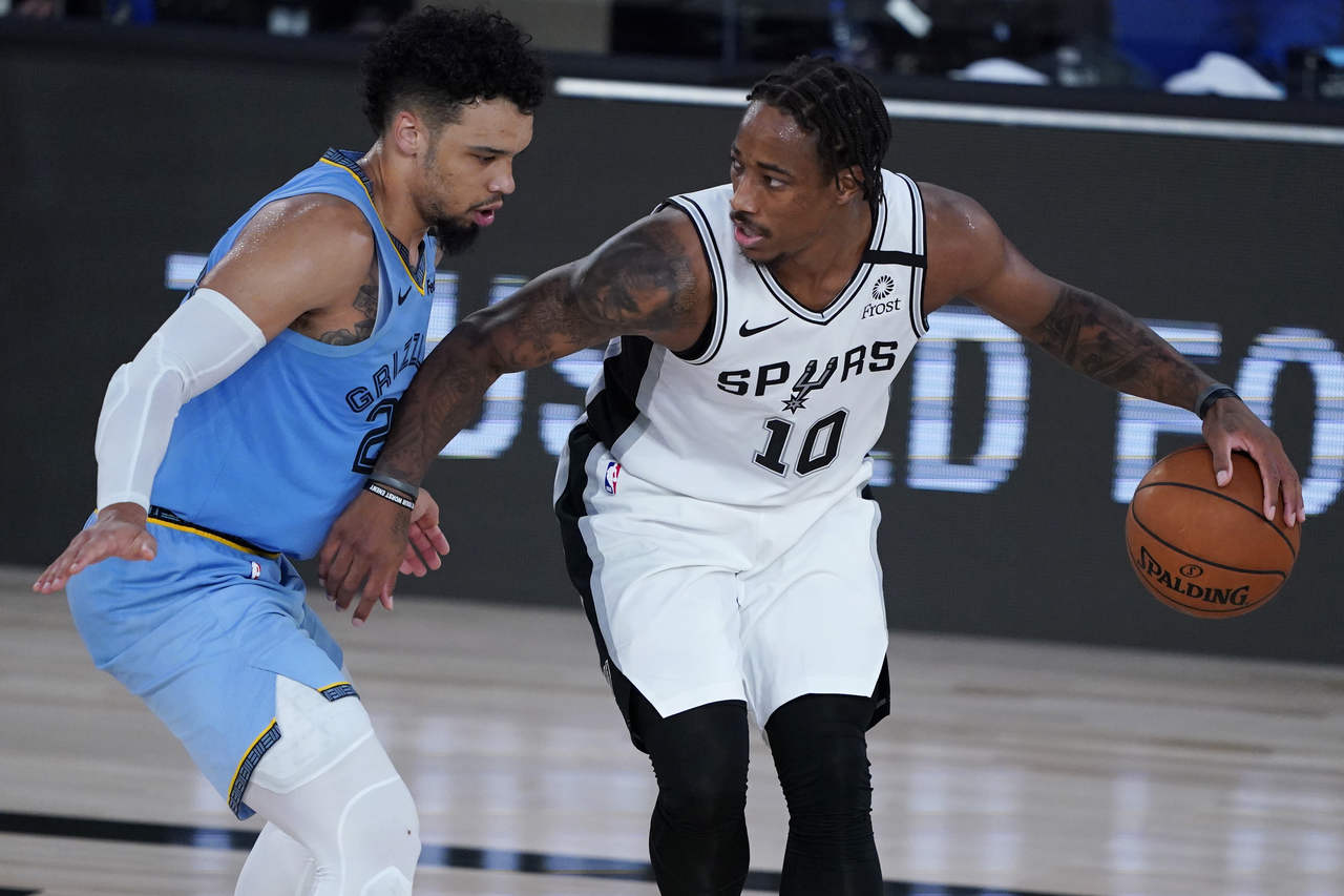 6- DeMar DeRozan (San Antonio Spurs): 30 pontos, cinco rebotes e dois bloqueios. O veterano fez sua melhor partida na Flórida até aqui, mesmo que tenha sido em uma derrota, a primeira desta fase. DeRozan deu um belo toco em Joel Embiid no fim do jogo e optou por passar a bola para Jakob Poeltl no último lance, mas o pivô falhou