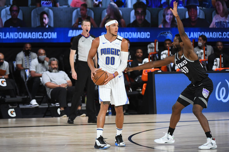 Aaron Gordon (Orlando Magic) contribuiu para a vitória de sua equipe por 132 a 116 sobre o Sacramento Kings na noite de domingo. Gordon obteve 22 pontos e cinco rebotes, convertendo as três cestas de três que tentou. Tudo isso em apenas 24 minutos de ação