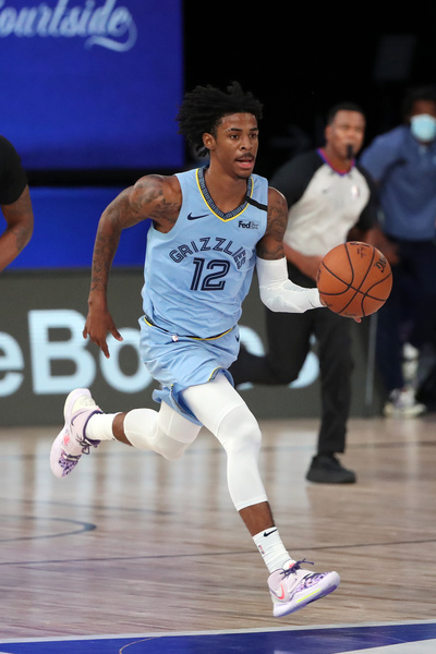 O jovem Ja Morant (Memphis Grizzlies) tentou de tudo, mas não conseguiu superar o San Antonio Spurs neste domingo. O armador, favorito ao prêmio de calouro do ano, obteve 25 pontos, nove rebotes e nove assistências na derrota por 108 a 106. Com o resultado, o Spurs pulou para a nona posição e a diferença caiu para 2.5 jogos