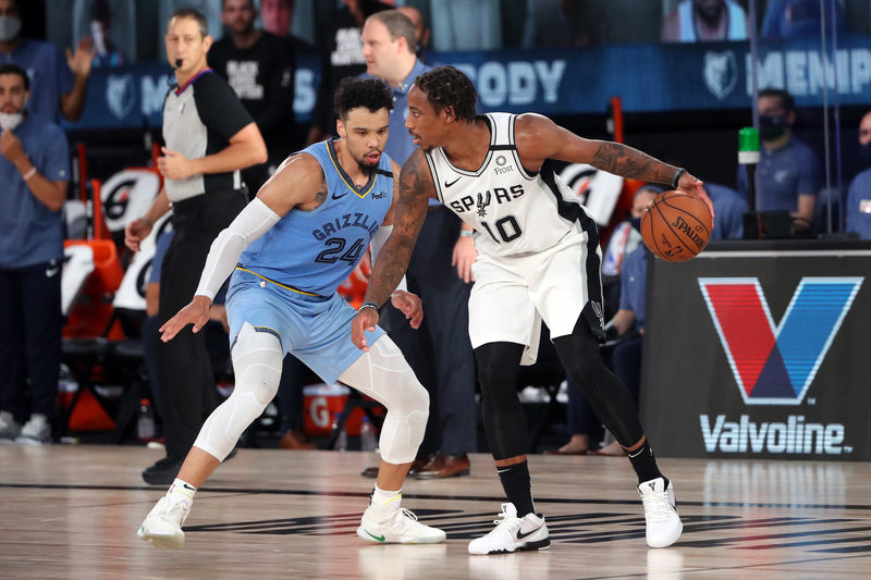 Mais uma vez jogando como ala-pivô, DeMar DeRozan (San Antonio Spurs) obteve 14 pontos, sete assistências e quatro rebotes diante do Memphis Grizzlies. DeRozan foi o responsável por fechar o jogo com dois lances livres. O Spurs aproxima-se de uma disputa no play-in, hoje contra o mesmo Grizzlies. Se terminasse hoje, os dois times disputariam a última vaga em dois jogos