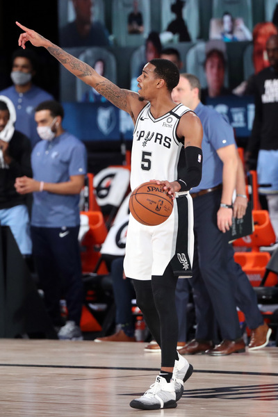 Dejounte Murray (San Antonio Spurs) foi o cestinha da equipe na vitória sobre o Memphis Grizzlies em confronto direto pela oitava vaga aos playoffs na conferência Oeste. Murray somou 21 pontos e dez rebotes em cerca de 34 minutos. Com o triunfo, o time texano cortou a diferença e é o nono